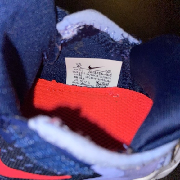 Like new Nike sneakers - children’s size 4 - Picture 4 of 4